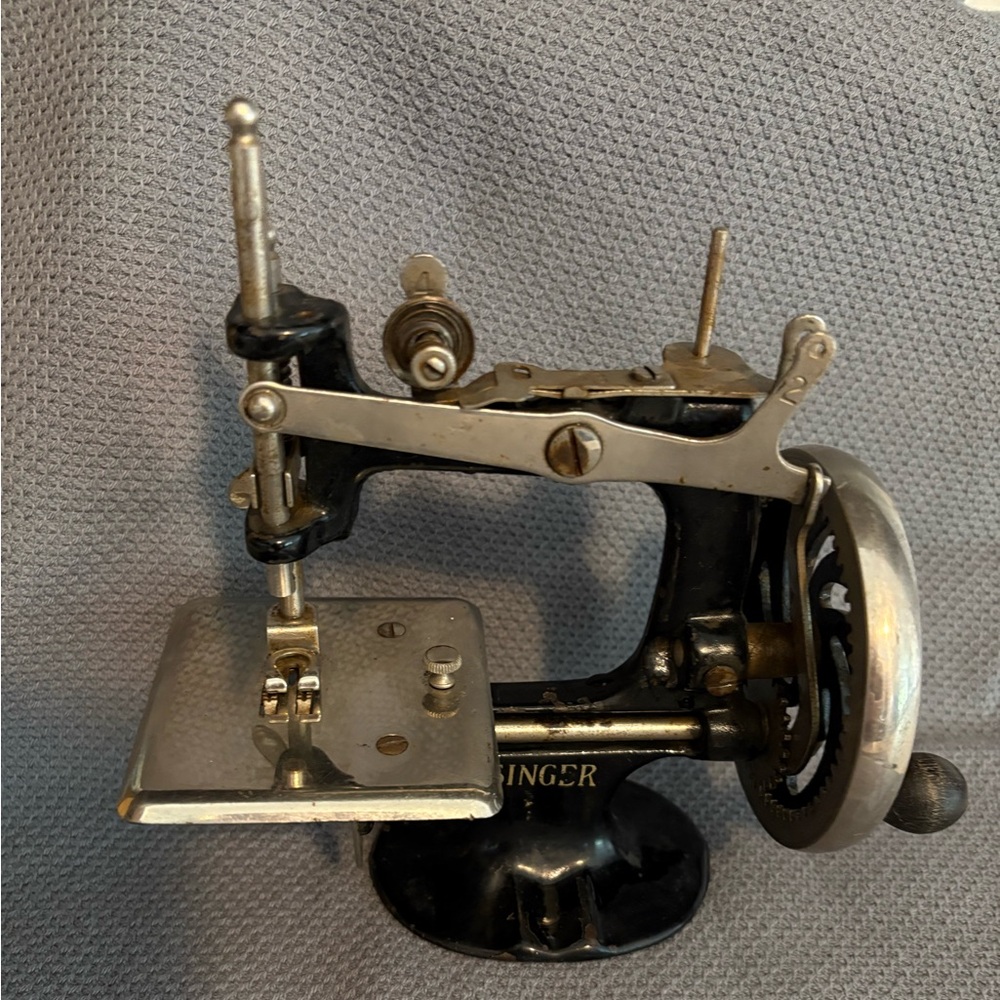 Vintage Singer Black 20 Miniature Sewing Machine Childs toy